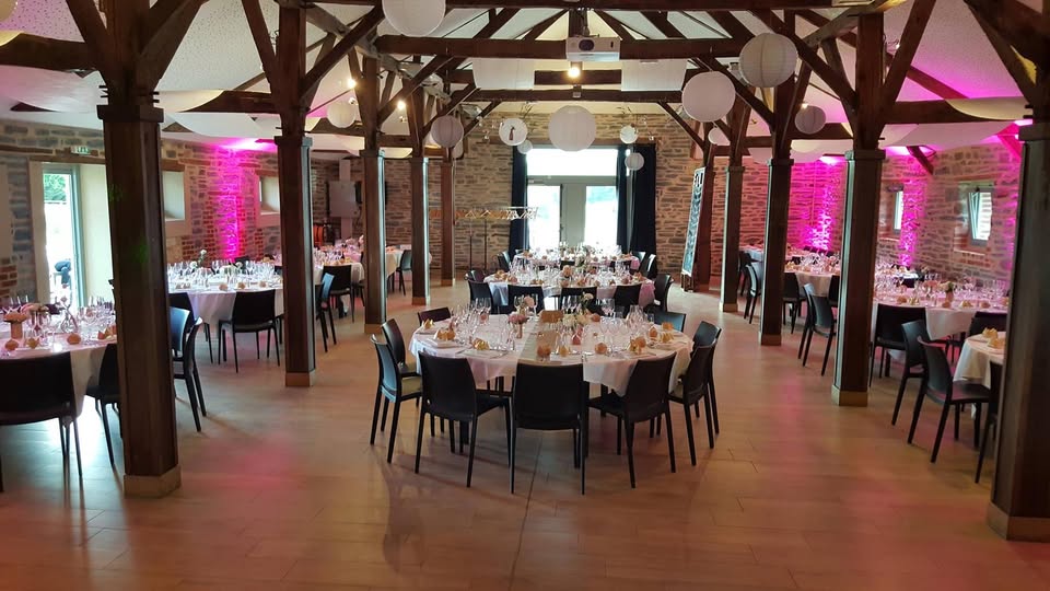 Mariage chic au Château des Pères à Piré (35) avec sonorisation de cérémonie, éclairage architectural, animation DJ et matériel professionnel fournis par Animax 35.