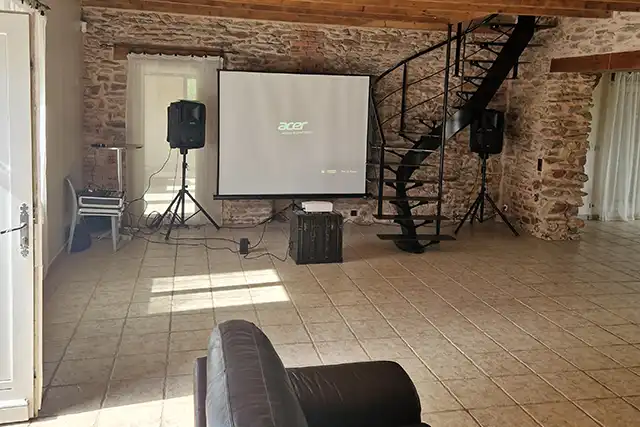 You are currently viewing Location vidéoprojecteur + sono pour un séminaire au Domaine des Couettes à Treffendel
